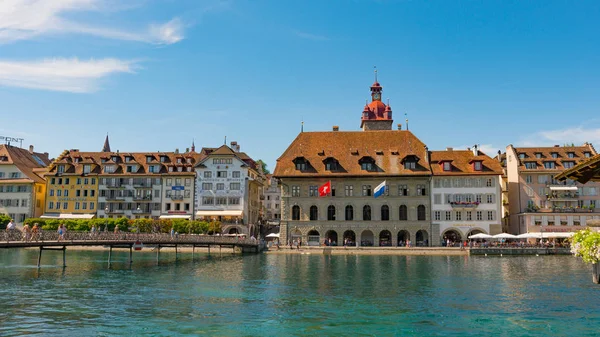 LUCERNE, SWITZERLAND - JULY 04, 2017: Pemandangan bersejarah Lucerne pusat kota, Swiss. Lucerne adalah ibukota kanton Lucerne dan bagian dari distrik dengan nama yang sama . — Stok Foto