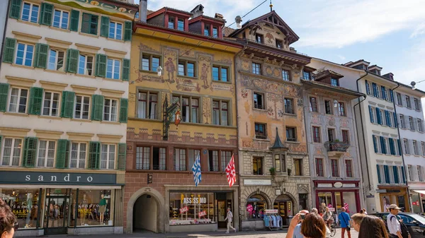 LUCERNE, SWITZERLAND - JULY 04, 2017: Pemandangan bersejarah Lucerne pusat kota, Swiss. Lucerne adalah ibukota kanton Lucerne dan bagian dari distrik dengan nama yang sama . — Stok Foto