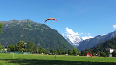 Interlaken, İsviçre: Önünde Interlaken, İsviçre Alpleri'nde paraşütler. Interlaken Bern İsviçre kantonu Interlaken-Oberhasli yönetim bölgesinde bir resort yeridir.
