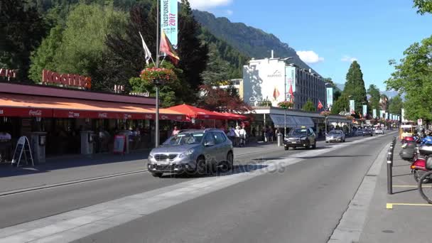 Interlaken, İsviçre - 06 Temmuz 2017: Görünüm Interlaken Şehir Merkezi, İsviçre. Interlaken Bern İsviçre kantonu Interlaken-Oberhasli yönetim bölgesinde bir resort yeridir. — Stok video
