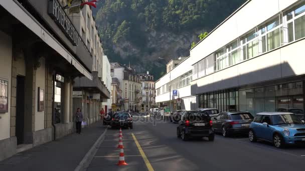 Interlaken, Švýcarsko - 06 července 2017: Centrum města pohled Interlaken, Švýcarsko. Interlaken je letovisko v Interlaken-Oberhasli správním obvodu ve švýcarském kantonu Bern. — Stock video