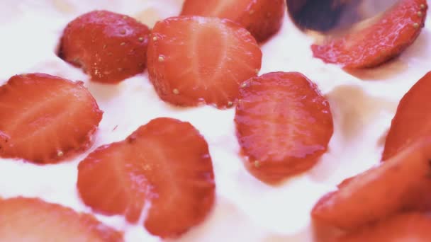 Manger des fraises avec de la crème ou du yaourt à la cuillère, 4k — Video