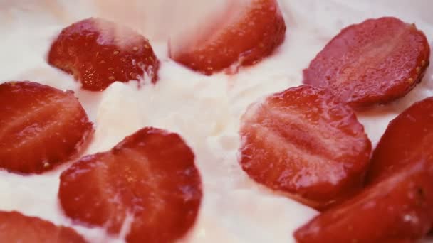 Manger des fraises avec de la crème ou du yaourt à la cuillère, 4k — Video