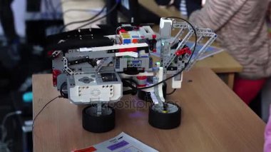 Minsk, Beyaz Rusya - 13 Mayıs 2017: Robot Rubiks cube çözme.