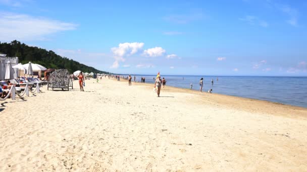 Jurmala - Lettonia, 17 giugno 2017: Persone che riposano sulla spiaggia di Jurmala, Lettonia . — Video Stock