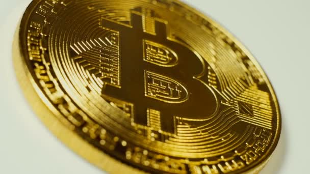 Šifrovací měna Bitcoin zlaté - Btc - Bit mince. Makro snímky šifrovací měny Bitcoin mince otočení. Bezproblémová, opakování. — Stock video