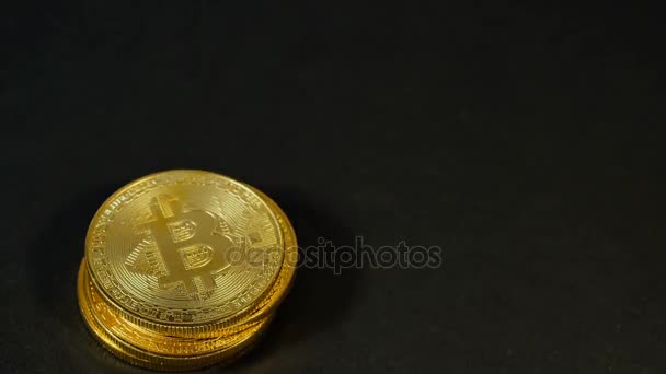 손을 두고 열에서 bitcoins 망. 손 금 bitcoins 계산입니다. 암호화 통화 골드 Bitcoin-Btc-비트 코인. — 비디오