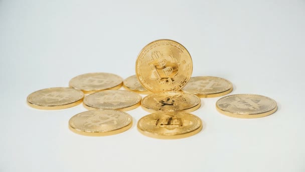暗号通貨ゴールドビットコイン- BTC -ビットコイン。マクロは暗号通貨Bitcoinコインを撮影します。コインの光の反射. — ストック動画