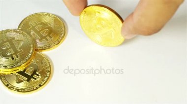 Kripto altın Bitcoin - Btc - Bit sikke para birimi. Bitcoin yavaş hareket döndürme beyaz üzerinde.