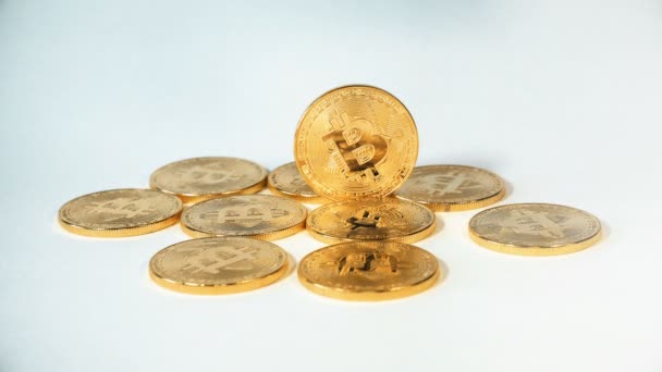 Crypto pénznem arany Bitcoin - Btc - darab érme. Makró felvételek crypto valuta Bitcoin érmék. Bitcoin bukása. — Stock videók