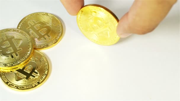 암호화 통화 골드 Bitcoin-Btc-비트 동전. 흰색 위에 Bitcoin 슬로우 모션 회전. — 비디오