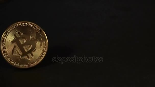 Крипто валюти монета золота Bitcoin - БТД - біт. Bitcoin повільний рух обертання чорною фарбою. — стокове відео