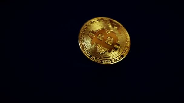 Valuta di crittografia Bitcoin d'oro - BTC - Moneta bit. Bitcoin rotazione al rallentatore su nero . — Video Stock