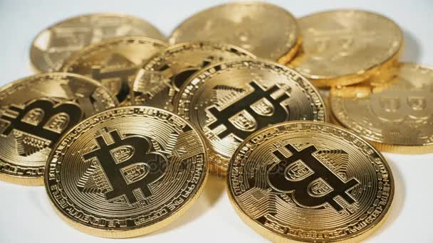 Der Mann nimmt die Bitcoins in die Hand. Kryptowährung Gold Bitcoin - btc - Bitcoin. — Stockvideo