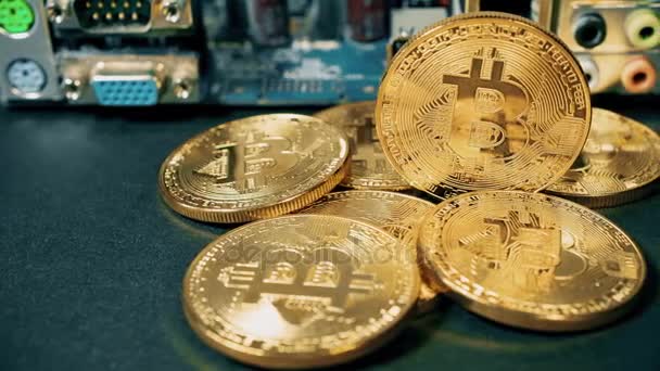 Crypto pénznem arany Bitcoins - Btc - darab érme. Makró felvételek crypto valuta Bitcoin érmék. — Stock videók