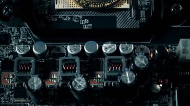 Kripto altın Bitcoin - Btc - Bit sikke para birimi. Anakart üzerinde bitcoin sikke görünümünü.