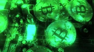 Kripto altın Bitcoin - Btc - Bit sikke para birimi. Anakart üzerinde bitcoin sikke görünümünü. Yeşil parıltı.