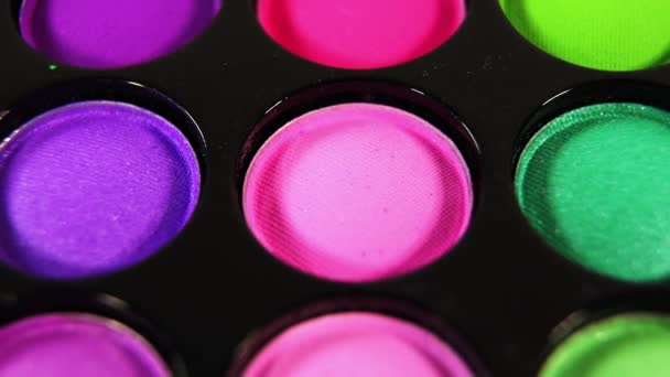 Lus Roterende gekleurde professionele make-up eyeshadows palet voor cosmetica, Super macro schot. — Stockvideo