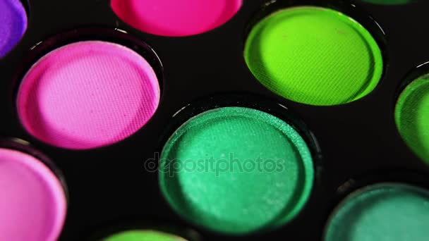 Lus Roterende gekleurde professionele make-up eyeshadows palet voor cosmetica, Super macro schot. — Stockvideo