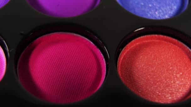 Looping rotierenden farbigen professionellen Make-up Lidschatten Palette für Kosmetik, super Makro-Schuss. — Stockvideo