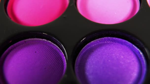 Lus Roterende gekleurde professionele make-up eyeshadows palet voor cosmetica, Super macro schot. — Stockvideo