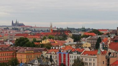 Kırmızı çatılar Prag, Çek Cumhuriyeti için tarihi kent mimarisiyle hava timelapse görünümü. St. Vitus Katedrali Prag. Zaman atlamalı.