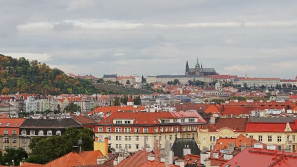 Antenowe timelapse widok architektury starego miasta z czerwonymi dachami w Prague, Republika Czeska. Katedra Świętego wita w Pradze. Upływ czasu. — Wideo stockowe