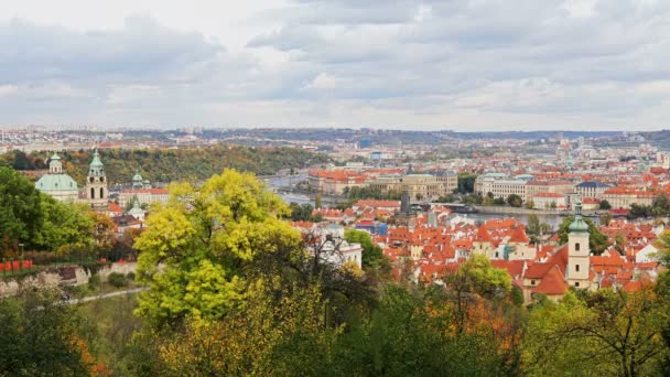 Luchtfoto timelapse uitzicht op de architectuur van de oude stad met rode daken in Praag, Tsjechië. Sint-Vituskathedraal in Praag. Time-lapse. — Stockvideo