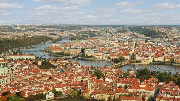 Kırmızı çatılar Prag, Çek Cumhuriyeti için tarihi kent mimarisiyle hava timelapse görünümü. St. Vitus Katedrali Prag. Zaman atlamalı. — Stok video