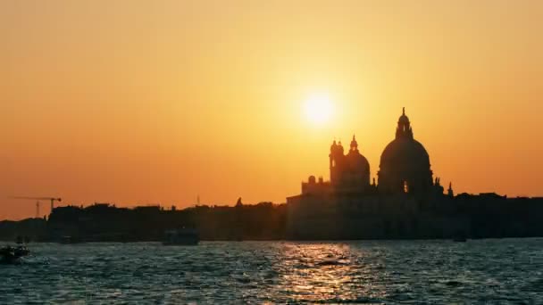 Zeitraffer des Sonnenuntergangs in Venedig und des Wasserverkehrs, Italien. — Stockvideo