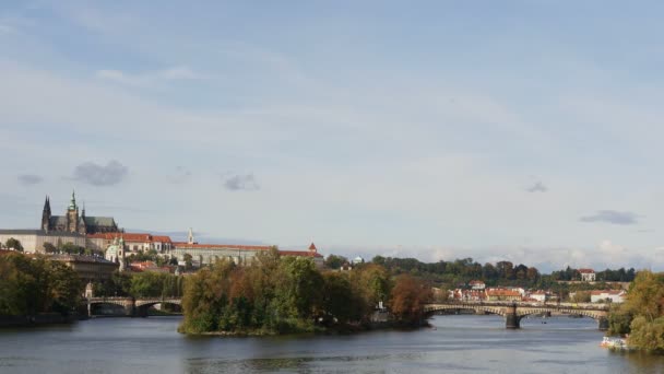 Στον ποταμό Μολδάβα. Timelapse Πανόραμα παλιά πόλη Πράγα, Τσεχική Δημοκρατία. — Αρχείο Βίντεο