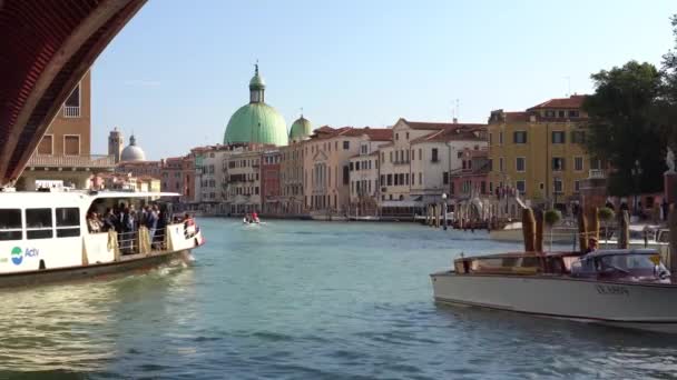 VENICE, ITÁLIA - OUTUBRO, 2017: Majestic grand canal in Venice, and water traffic, Veneza, Itália . — Vídeo de Stock