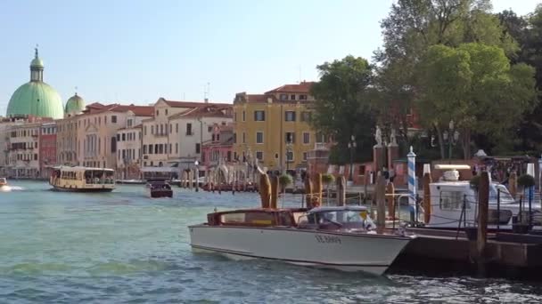 VENECIA, ITALIA - OCTUBRE, 2017: Majestuoso gran canal en Venecia, y el tráfico acuático, Venecia, Italia . — Vídeos de Stock