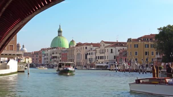 Wenecja, Włochy - października 2017: Majestatyczny Canal Grande w Wenecji i ruch wody, Wenecja, Włochy. — Wideo stockowe