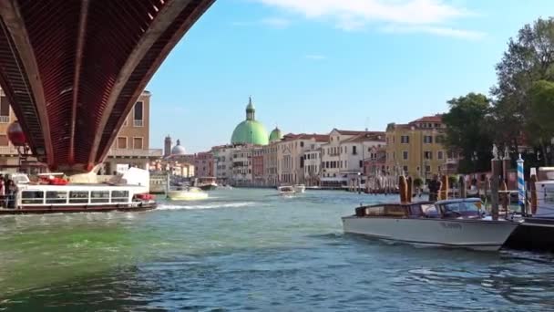 Benátky, Itálie - říjen 2017: Majestátní canal Grande v Benátkách a vodní doprava, Benátky, Itálie. — Stock video