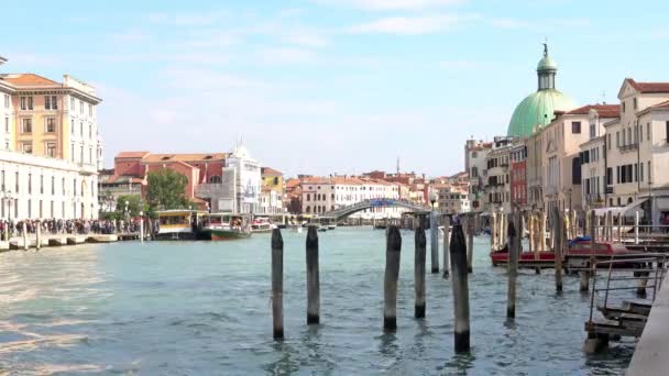 VENICE, ITALY - OCTOBER, 2017: Majestic grand canal in Venice, and water traffic, Venice, Italy. Вапоретто в Венеции - водный автобус . — стоковое видео