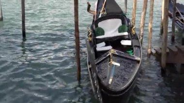 Gondol tekneler otopark. Gondol palamarla, Venedik, İtalya. Venedik, Veneto, İtalya'da İtalyan gondol kürek tekneler yanaştı.