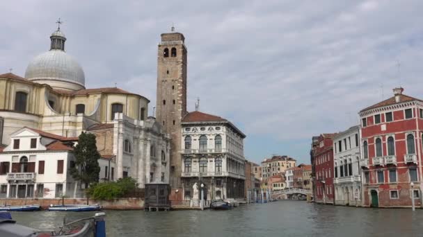 Benátky, Itálie - říjen 2017: Majestátní canal Grande v Benátkách a vodní doprava, Benátky, Itálie. — Stock video