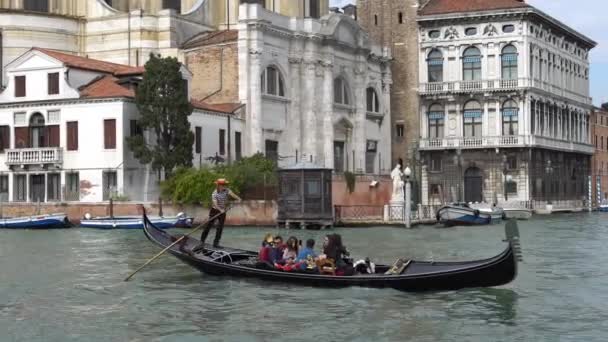 Venedig, Italien - Oktober 2017: majestätischer Canal Grande in Venedig und Wasserverkehr, Venedig, Italien. Gondel in einem kanal in venedig italien — Stockvideo