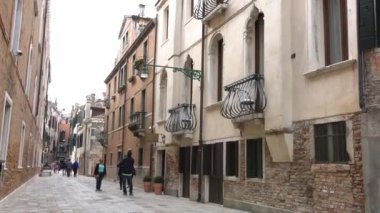 Venice, İtalya - Ekim, 2017: turist sokaklarda Venedik, Venedik, İtalya. Venedik kuzeydoğu İtalya ve Veneto bölgesinin başkenti bir şehirdir.