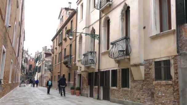 VENECIA, ITALIA - OCTUBRE, 2017: Turistas caminando por las calles de Venecia, Venecia, Italia. Venecia es una ciudad en el noreste de Italia y la capital de la región del Véneto . — Vídeos de Stock