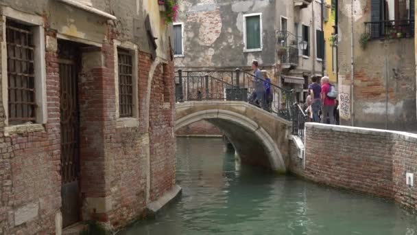 VENICE, ITALY - OCTOBER, 2017: Tourrists walking the streets of Venice, Venice, Italy. Венеция - город на северо-востоке Италии и столица региона Венето . — стоковое видео