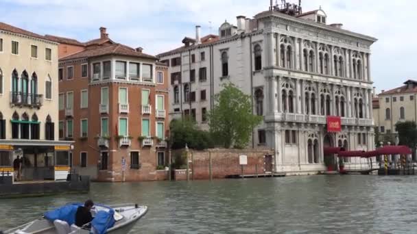 Venedig, Italien - Oktober 2017: majestätischer Canal Grande in Venedig und Wasserverkehr, Venedig, Italien. Venedig ist eine Stadt im Nordosten Italiens und die Hauptstadt der Region Venedig. — Stockvideo