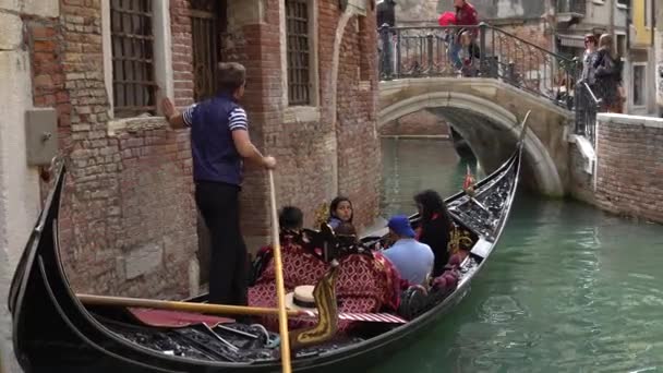 VENISE, ITALIE - OCTOBRE 2017 : Majestueux canaux de Venise, Venise, Italie. Gondole dans un canal en Vénétie Italie. Venise est une ville du nord-est de l'Italie et la capitale de la Vénétie — Video