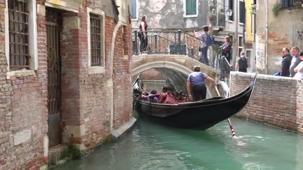 VENISE, ITALIE - OCTOBRE 2017 : Majestueux canaux de Venise, Venise, Italie. Gondole dans un canal en Vénétie Italie. Venise est une ville du nord-est de l'Italie et la capitale de la Vénétie — Video