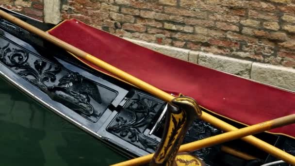 Gondola deslizando sobre a superfície da água do canal veneziano em Veneza, Veneto, Itália. Veneza é uma cidade no nordeste da Itália e capital da região do Vêneto . — Vídeo de Stock