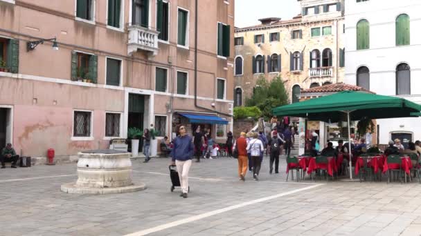 Venice, İtalya - Ekim, 2017: Rahat kafe Venedik, İtalya. Venedik kuzeydoğu İtalya ve Veneto bölgesinin başkenti bir şehirdir. — Stok video