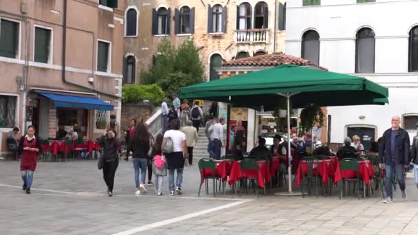 베니스, 이탈리아의 베니스, 이탈리아-10 월 2017: 아늑한 카페. 베니스는 이탈리아 북동부 베네토 지역의 자본에 도시. — 비디오