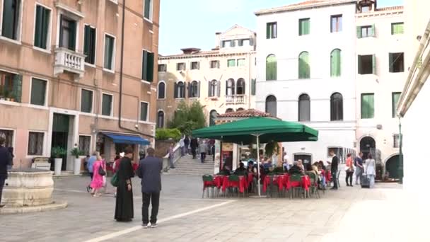 Venice, İtalya - Ekim, 2017: Rahat kafe Venedik, İtalya. Venedik kuzeydoğu İtalya ve Veneto bölgesinin başkenti bir şehirdir. — Stok video