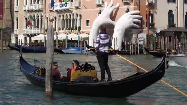 Venedig, Italien - Oktober 2017: majestätischer Canal Grande in Venedig und Wasserverkehr, Venedig, Italien. Gondel in einem kanal in venedig italien — Stockvideo